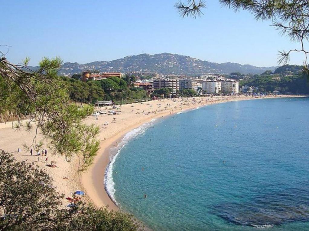 Seahomes Vacations, Beach&pool, In Fenals Apartament *